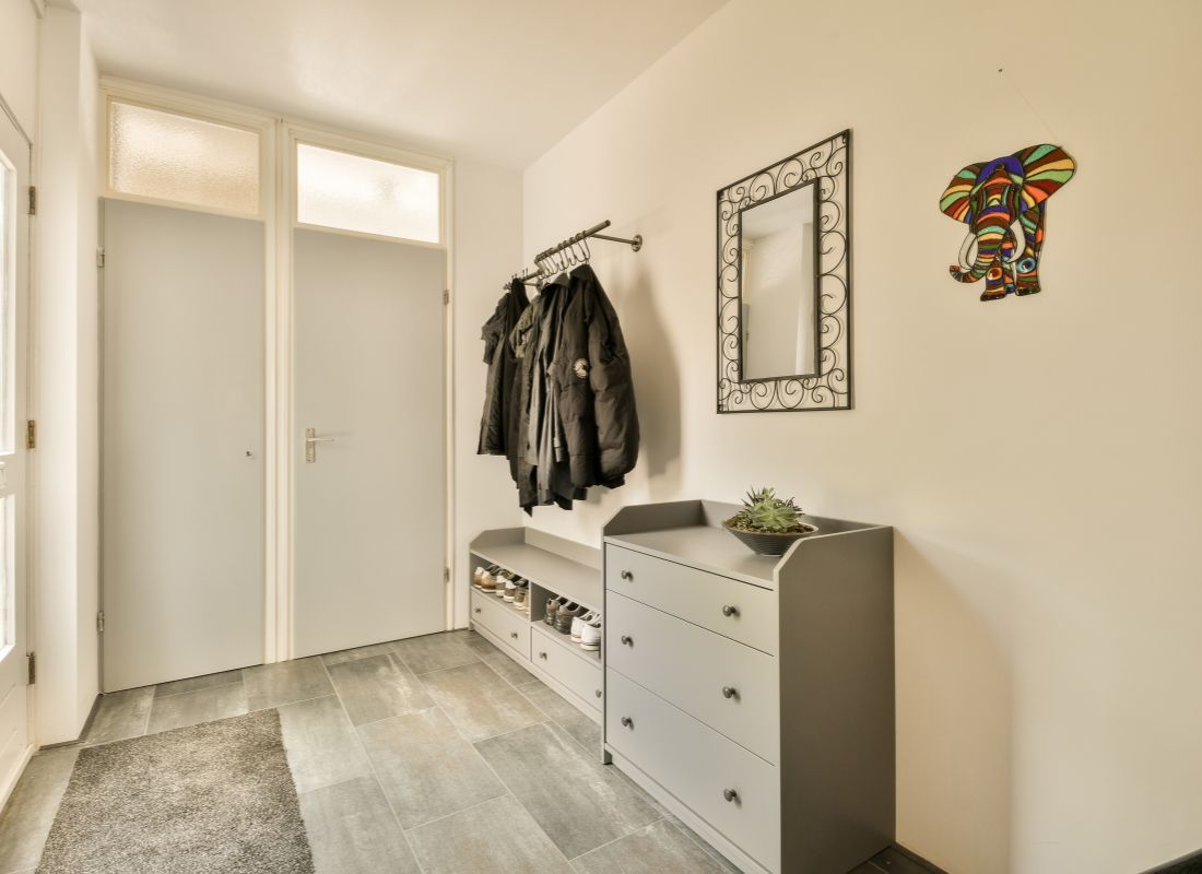 prikaz hodnika sa multifunkcionalnim nameštajem