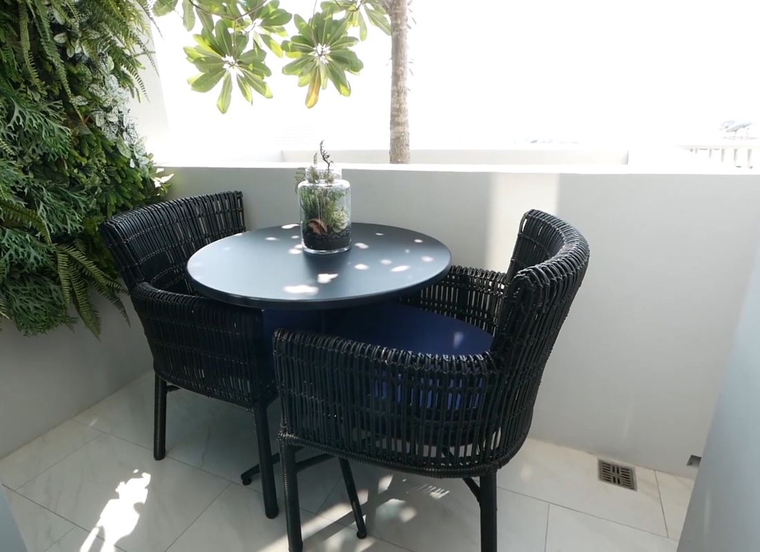 prikaz terase sa stolčićem i stolicama u crnoj boji