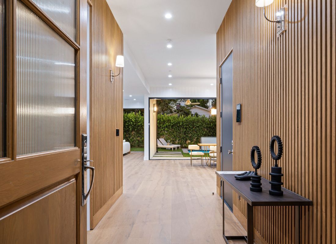 prikaz dekorativno sređenog hodnika sa policom i ukrasnim detlajnima na polici