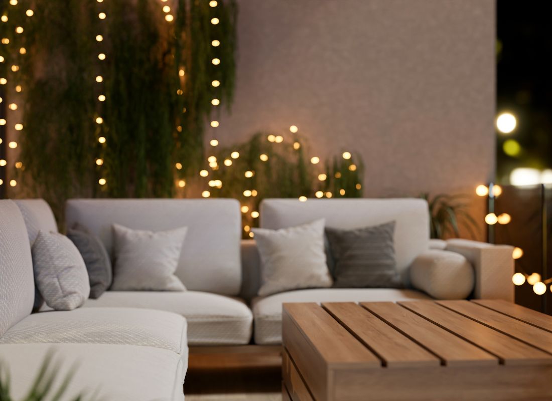 prikaz terase u stanu sa spoljnim nameštajem i stolčićem